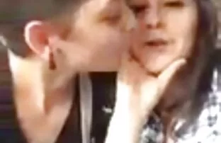 XXX Chica está atada después de hacer latinos sexo gay una llamada telefónica