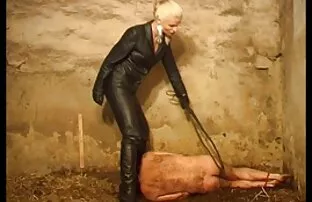 XXX La abuela recibe una corrida en su vídeos gay latinos culo