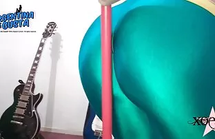 XXX MILF británica y amigo en un trío FFM sexo gay con latinos
