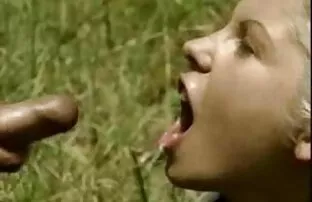 XXX Givemepink vídeos gay latinos Maria usa un consolador de vidrio en su culo