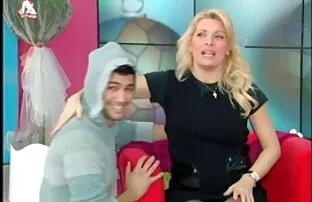 XXX Linda chica de ébano en top sexy es muy videos gay latinos colombianos bien follada