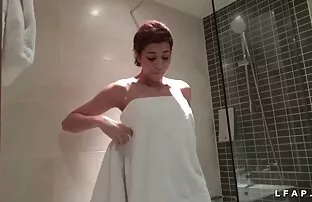 XXX Recogida de paquetes adolescente observada por el videos gay de latinos anciano